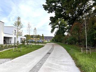 Ben je op zoek naar een instapklare woning voorzien van alle comfort en een laag energieverbruik. Dan is deze recente halfopen bebouwing met 3 slaapkamers misschien wel jullie nieuwe thuis.<br /><br />De woning is uitgerust met <strong>vloerverwarming</strong> aangedreven door een <strong>warmtepomp en zonnepanelen</strong>. In de slaapkamers zijn er convectoren voorzien.<br /><br />Binnenin de woning geniet je van een <strong>lichtrijke leefruimte</strong> met grote ramen met achteraan uitzicht op de <strong>afgebakende tuin</strong>. De <strong>open keuken</strong> met gezellige bar vormt het hart van de woning. Op het gelijkvloers bevinden zich eveneens de<strong> inkomhal met gastentoilet</strong> en een praktische <strong>ruime berging</strong>.<br />Op de verdieping zijn er <strong>3 ruime slaapkamers,</strong> een mooie <strong>ruime badkamer</strong> met bad en douche en een <strong>kleine berging.</strong><br />De wagen kan terecht in de <strong>carport</strong>. In de tuin staat een extra handige tuinberging.<br /><br />De woning combineert een moderne architectuur, een rustige ligging, een energiezuinig comfort en de nabijheid van scholen, fietsostrade, winkels en verbindingswegen.<br /><br /><strong>Domicilie verplicht.</strong><br /><strong>Huurprijs : 1.400 Euro per maand</strong><br /><span>Huurwaarborg : 3 maanden huur</span><br /><strong>Beschikbaar vanaf 01/02/2027</strong><br /><span>Bezoeken enkel na afspraak.</span><br /><br /><strong>Een bezoek plannen? Dit kan enkel via onze website www.stellarimmo.be/te-huur. Ga naar het pand en klik op de 'een bezoek aanvragen' knop onder de foto van de makelaar.<br /><br />Verdere info via martine@stellarimmo.be</strong>