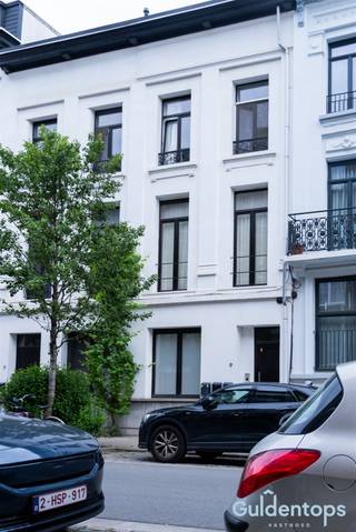<div><div><div><div><div><div><div><span>1-slaapkamerappartement op absolute topligging aan de Italiëlei, vlakbij de studentenbuurt, het centrum van Antwerpen en Park Spoor Noord. Dankzij de centrale ligging bevinden winkels, horeca en openbaar vervoer zich op wandel- en fietsafstand, wat zorgt voor een bijzonder vlotte bereikbaarheid. Het appartement is gelegen op de tweede verdieping van een klein, recent en volledig gerenoveerd gebouw met een energiezuinige en hedendaagse afwerking. Er werd bewust gekozen voor kwaliteitsvolle materialen, wat resulteert in een aangenaam en comfortabel woongevoel. Bij het binnenkomen valt onmiddellijk de lichtrijke leefruimte op met de volledig geïnstalleerde open keuken en vervolgens vinden we een aparte slaapkamer, een moderne douchekamer en een afzonderlijk toilet terug. De doordachte indeling zorgt voor optimaal ruimtegebruik en wooncomfort. Een grote troef is de private ondergrondse fietsenstalling met bijhorende berging, inbegrepen in de verkoop. Het knappe appartement is ideaal geschikt voor eigen bewoning, investering of pied-à-terre dankzij de topligging en de sterke verhuurbaarheid (momenteel verhuurd aan stabiele huurder) in de nabijheid van universiteiten en het centrum van Antwerpen. Een extra troef zijn de zeer lage maandelijkse kosten Contacteer ons nu voor één van onze eerste bezoekmomenten.</span></div></div></div></div></div></div></div><div> </div><div><div><div><div> </div></div></div></div><p><br /> </p>