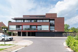Dit instapklaar appartement is gelegen op de eerste verdieping langs de Spuikomlaan te Bredene. Indeling: - inkomhal- lichtrijke leefruimte met open keuken (spoeltafel, elektrisch fornuis, vaatwas, oven en frigo)- terras (3m²)- slaapkamer (11m²)- badkamer voorzien van een ligbad en lavabomeubel- berging met aansluiting wasmachinePluspunten:- recent gebouw- instapklaar- rustige locatie aan de Spuikomlaan- nabij openbaar vervoer- lichtrijkWacht niet langer en ontdek deze unieke kans! Contacteer ons vandaag nog voor een bezoek.Bestuursmaatregelen in het maatregelenregister: in aanvraag