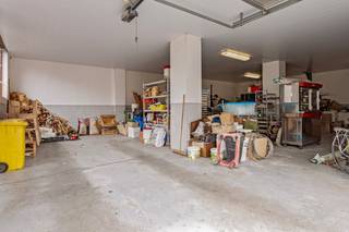 Handelspand (205 m²) te koop met woonst (202m²) en atelier/loods (257 m²) in Ruddervoorde. Deze eigendom geniet een commerciële ligging,...