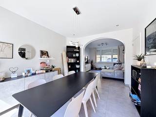 In de Molenstraat 8 te Veurne vinden we deze pas gerenoveerde woning met 3 slaapkamers, stadstuin en staanplaats voor de deur. Gelegen in het centrum van Veurne, op wandelafstand van de Grote Markt, openbaar vervoer, winkels, etc.INDELING:> Gelijkvloers:- Inkomhal met gastentoilet- Leefruimte/eetplaats- Hyper geïnstalleerde keuken voorzien van alle nodige apparaten- Berging met aansluiting voor de wasmachine- Stadstuin (37m²)> Eerste verdieping:- Nachthal- 3 ruime slaapkamers- Badkamer met douche, toilet en wasmeubel> Tweede verdieping:- Ruime zolder/hobbyruimte.Daarnaast beschikt de woning nog over een praktische kelder.TROEVEN:- TOPlocatie (centrum Veurne, alles op wandelafstand)- Reeds volledig geschilderd en voorzien van lichtarmaturen- Regenput (3.000l)- Ruime zolder/hobbyruimteBeschikbaar vanaf 01/08/2026Bent u geïnteresseerd in deze eigendom te huur in Veurne? Ga naar de website www.dewaele.com, klik op het pand dat u wenst te huren. Via de rode knop "vraag je bezoek aan", vragen we u kort een profiel in te vullen. Daarna nemen we contact op voor een bezoek. Telefonisch kunnen er geen afspraken gemaakt worden.