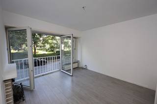 Gelegen aan het <strong>Prinses-Clementinaplein</strong> vindt u dit instapklaar appartement met een <strong>prachtig open uitzicht</strong>. Dankzij de grote raampartijen geniet u hier de hele dag door van natuurlijk licht en een aangename leefruimte.<br />Bij het binnenkomen treft u een handige <strong>vestiaire</strong> in de inkomhal en een <strong>apart toilet</strong>. De lichtrijke <strong>woonkamer en eetplaats</strong> baden in natuurlijk licht en kijken uit op het levendige plein. De <strong>open keuken</strong>, uitgerust met elektrische toestellen, maakt het geheel compleet en zorgt voor een gezellige connectie met de leefruimte.<br />De absolute troef van dit appartement zijn de <strong>twee ruime slaapkamers</strong>, ideaal voor een gezin, een koppel dat graag extra ruimte heeft, of als logeer- of hobbykamer.<br />De indeling is als volgt:
<ul>
<li><span><strong>Lichtrijke woonkamer en eetplaats</strong> met open zicht</span></li>
<li><span><strong>Open keuken</strong> voorzien van elektrische toestellen</span></li>
<li><span><strong>Inkomhal</strong> met vestiaire</span></li>
<li><span><strong>Apart toilet</strong></span></li>
<li><span><strong>2 ruime, volwaardige slaapkamers waarvan 1 met zonneterras aan de achterzijde !</strong></span></li>
<li><span><strong>Badkamer</strong> met ligbad en lavabomeubel</span></li>
</ul>
Extra troef: er is een <strong>mogelijkheid tot aankoop van een garage in het gebouw</strong>. Bovendien zijn er <strong>geen grote kosten voorzien in het gebouw</strong>, wat dit appartement nog aantrekkelijker maakt!<br />✔ Centrale ligging in Oostende<br />✔ Open zicht op het Prinses-Clementinaplein<br />✔ Ruime slaapkamers & praktische indeling<br />✔ Garage mogelijk bij aan te kopen<br />✔ Zonnig terras aan de achterzijde van het appartement.<br />✔ EPC B-Label<br /><br />Dit appartement biedt u <strong>comfort, licht en ruimte</strong> op een uitstekende locatie in Oostende.<br /><br />Voor een bezichtiging neem contact op via telefoon op 0495/50.69.20 of via e-mail naar nicolas@jolieinvest.be<br />