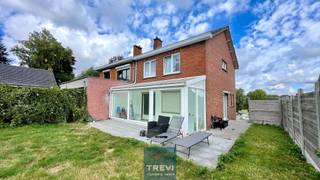 <p><span>SOUS OPTION Hennuyères, à un jet de pierre de la gare et de toutes les facilités, belle maison 3 façades avec joli jardin dans un environnement résidentiel prisé. La maison se compose d'un vaste hall d'entrée carrelé de 15 m² avec toilette invités vers le grand garage (équipé d'une porte électrique neuve) et sa buanderie. Grand séjour carrelé de 40 m² et cuisine équipée vers la véranda carrelée, la terrasse et le joli jardin arboré bien orienté. À l'étage, via le hall de nuit, grande chambre parentale de 20 m² et deux autres chambres de 11 m² et 9 m². Agréable salle de bain équipée d'une toilette. Grenier de rangement. CC gaz et nouvelle chaudière au gaz. Citerne d'eau de pluie. Nouveau pavage extérieur et terrasse. Peb C. Double vitrage PVC et bois et volets. Faire offre à partir de 320 000 €. Infos et visites au 02/355.50.55</span></p>