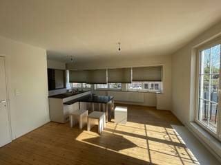 <div>
<p>AALST - Gerenoveerd duplexappartement vlakbij het centrum.<br /><br />Inschrijven voor het geplande bezoekmoment kan via onze website => www.immoderas.be<br /><br />Betreffend pand is gelegen in de nabijheid van verschillende kleinhandelszaken en openbaar vervoer. Het stadscentrum &amp; station zijn vlot te bereiken, evenals de E40.<br /><br />Dit appartement werd recentelijk gerenoveerd met duurzame en kwalitatieve materialen waarbij de authenticiteit van de woning bewaard is gebleven. Overigens omvat deze eigendom: inkomhal, gezellige woonkamer met geïntegreerde keuken (voorzien van alle comfort), bergruimte, nachthal, 2 slaapkamers, badkamer met design douche en zolderkamer. Beide slaapkamers werden uitgewerkt tot in de nok van het dak, wat een zéér aangename sfeer creëert! <br /><br />Het appartement werd deels herschilderd en is zonder meer instapklaar te noemen. Naast het appartement is er een staanplaats.<br /><br />Geen Algemene kosten.</p>
</div>