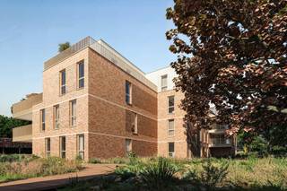 <strong>INDELING<br /></strong>Dit appartement beschikt over een lichtrijke leefruimte met open keuken en toegang tot het ruime terras. Verder telt dit appartement 3 slaapkamers, een badkamer, apart toilet en berging.<br /><br /><strong>BIJZONDERHEDEN</strong><br />Ondergrondse parking en berging zijn niet inbegrepen in de verkoopprijs.<br />Dankzij de moderne en hedendaagse technieken wordt het zeer energiezuinig en duurzaam wonen.<br /><br /><strong>POSITIEVE ASPECTEN<br /></strong>Nieuwbouw<br />Energiezuinig<br />Kwalitatieve materialen<br />Groene ligging met eigen parktuin<br />Vlakbij "Domein de Renesse"