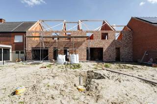 Reeds 75% verkocht. Centraal in Moorslede, nabij Roeselare bouwen we vier energiezuinige nieuwbouwwoningen. De woningen op deze toplocatie krijgen...
