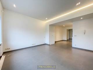 Te huur, gelijkvloers en gerenoveerd appartement te Oudenaarde<br /><br />Gelegen op het gelijkvloers van een kleinschalig gebouw (slechts 2 entiteiten) treffen we dit instapklaar, volledig geschilderde appartement met <strong>modern </strong>en <strong>hedendaags comfort</strong>. Op korte wandelafstand van station én Markt Oudenaarde!<br /><br />Indeling; Inkom, woonkamer met open ingerichte keuken, volwaardige slaapkamer, ingerichte badkamer, afzonderlijk toilet, grote kelder. Het appartement is volledig uitgerust met inbouwspots en gordijnen. Gemeenschappelijke berging (voor fietsen, vuilnisbakken, etc.)<br /><br />Adres: Pauwel Vanderscheldenstraat 1 bus 1, 9700 Oudenaarde<br />Onmiddellijk beschikbaar<br />Huurprijs: €775, extra troef: géén gemeenschappelijke kosten.<br />EPC: 488 kWh/m² 