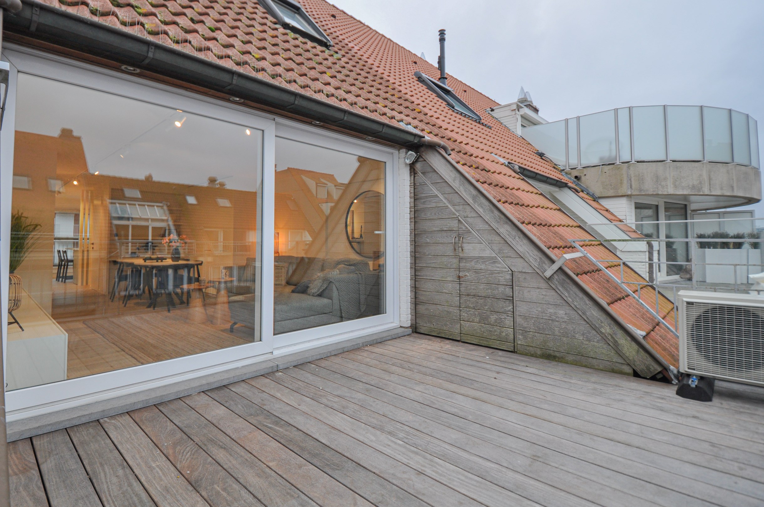 Volledig gerenoveerd appartement met twee ruime terrassen. - foto 4