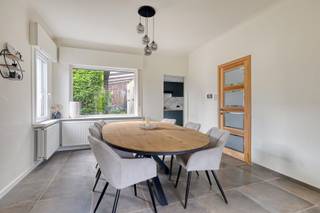 DISCOVERY DAY: Zaterdag . 13/06 van 10u - 12u.Kom als eerste deze woning ontdekken! Opgelet, enkel op afspraak!TE KOOP: Alleenstaande woning te MOEN (ZWEVEGEM). Gelegen op een perceel van 532m² vlak bij het water, vinden we deze alleenstaande woning met zonnige, zuid-gerichte tuin. We betreden de woning via de ruime en mooi afgewerkte inkomhal met vestiaire mogelijkheden. Deze geeft toegang naar de lichtrijke leefruimte, bestaande uit rustige eetplaats en een gezellige salonruimte. Aanpalend vinden we de uitgeruste keuken die het sleutelpunt van de benedenverdieping vormt. Met een schuifruim naar het gezellige, overdekte terras. De toegang naar de volledig uitgeruste badkamer met wastafel, toilet, ligbad, douche en wasplaats. Alsook de zonovergoten veranda met zicht op de tuin en de praktische kelder. Op de eerste verdieping vinden we allereerst een zeer grote slaapkamer met daarnaast een 2e kamer die werd ingericht als bureau en doorgang biedt naar 3e kamer zijnde een knusse kinderkamer. Er is een vast trap naar de zolderverdieping die volledig werd afgewerkt als masterbedroom met dressing en voldoende ingewerkte berging.De tuin is toegankelijk via een grote, automatische poort en biedt een zee van ruimte in een zonovergoten, groene sfeer. Aan de woning is er een dubbele carport en een gesloten garage aangebouwd. Wenst u meer informatie of een bezoek? Neem contact met Stein via 0468 41 38 48 of stein@immovercoutere.be