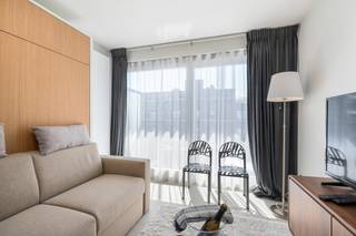 <p>Te koop: prachtig gerenoveerd appartement in hartje Nieuwpoort Bad met zongericht terras.</p>

<p> </p>

<p>Deze instapklare studio bevindt zich op een centrale ligging in Nieuwpoort Bad, vlak bij winkels, horeca, openbaar vervoer en op wandelafstand van de zee. Het appartement werd mooi gerenoveerd en biedt een frisse, hedendaagse uitstraling gecombineerd met een praktische indeling. Dankzij het zongerichte terras geniet u volop van licht en buitenruimte. De ligging in het centrum zorgt ervoor dat alles binnen handbereik ligt, ideaal als tweede verblijf, investering of vaste woonplaats. Een uitstekende opportuniteit voor wie een appartement wil kopen aan de Belgische kust.</p>

<p> </p>

<p>• Lichtrijke living met aangename leefruimte en toegang tot het terras</p>

<p>• Functionele keuken met grote koelkast</p>

<p>• Praktische slaaphoek met automatisch uitklapbaar 2-persoonsbed</p>

<p>• Badkamer met inloopdouche</p>

<p> </p>

<p> </p>

<p>Troeven</p>

<p>• Luxueus gerenoveerd en instapklaar</p>

<p>• Gelegen in hartje Nieuwpoort Bad</p>

<p>• Zongericht terras</p>

<p> </p>

<p>Neem vandaag nog contact op met je ERA-makelaar voor een bezoek.</p>

<p>058 222 222 of op gert@eraservimo.be</p>

<p> </p>

<p>JOUW DROOMAPPARTEMENT. ZO GEVONDEN!</p>