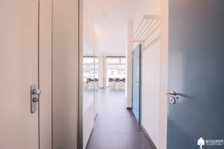 Op een uitstekende locatie aan de rand van Gentse Binnenstad bevindt zich dit lichtrijk hoekappartement op de eerste verdieping van de moderne residentie Duizend Vuren. Dankzij de grote raampartijen en de hoekligging geniet u hier van een sublieme lichtinval en een aangenaam ruimtelijk gevoel.<br /><br />Bij het betreden van het appartement komt u binnen in een ruime inkomhal die toegang biedt tot de verschillende ruimtes. De leefruimte vormt het centrale hart van het appartement en onderscheidt zich door haar open karakter en overvloed aan natuurlijk licht.<br />Aansluitend bevindt zich de volledig uitgeruste open keuken, voorzien van alle hedendaags comfort en een strakke, tijdloze afwerking – ideaal voor wie graag kookt en gasten ontvangt.<br />Verder beschikt het appartement over een praktische berging, een comfortabele badkamer en een apart gastentoilet.<br /><br />Topligging in Gent<br />Dit appartement bevindt zich op een strategische en bijzonder gegeerde locatie in Gent. Gelegen op een hoek aan een belangrijke invalsweg combineert het een vlotte bereikbaarheid met de nabijheid van het bruisende stadscentrum. U bevindt zich op korte afstand van tal van winkels, supermarkten, gezellige horecazaken en culturele hotspots.<br />Dankzij de uitstekende verbindingen met het openbaar vervoer (tram- en bushaltes op wandelafstand) en de nabijheid van belangrijke verbindingswegen, geniet u van een optimale mobiliteit, zowel binnen de stad als naar omliggende gemeenten. Daarnaast liggen ook groene zones en ontspanningsmogelijkheden binnen handbereik, wat zorgt voor een perfecte balans tussen stadsleven en rust.<br /><br />Troeven:<br />•Hoekappartement met veel lichtinval<br />•Gelegen op de 1ste verdieping<br />•Ruime leefruimte met grote raampartijen<br />•Volledig uitgeruste open keuken<br />•Praktische indeling met berging en apart toilet<br />•Uitstekende bereikbaarheid en centrale ligging in Gent<br />•Nabij winkels, horeca en openbaar vervoer<br /><br />Op zoek naar een instapklaar appartement met een moderne uitstraling op een toplocatie? Dan is dit appartement zeker een bezoek waard!