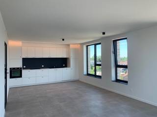 <p>Modern appartement in het centrum van Veurne, vlak bij het treinstation en dagelijkse voorzieningen.</p><p><br /></p><p>De lichtrijke woonkamer sluit mooi aan op de open keuken, wat zorgt voor een praktische en gezellige leefruimte. Met twee slaapkamers, een badkamer met douche, een private staanplaats en een kelder biedt dit appartement alle comfort voor wie centraal wil wonen nabij winkels, openbaar vervoer en het station.</p><p><br /></p><p>Belangrijkste ruimtes:<br />• Inkomhal met vlotte toegang tot de leefruimtes<br />• Lichtrijke woonkamer met aangename leefruimte<br />• Open keuken met praktische indeling<br />• Badkamer met inloopdouche<br />• 2 slaapkamers waarvan 1 kleinere <br />• Private staanplaats<br />• Kelderberging voor extra opslagruimte<br />* Mooie zonneterras</p><p><br /></p><p>Troeven:<br />• Recent gebouw uit 2022<br />• Energiezuinig appartement met EPC-label A<br />• Centrale ligging nabij station en voorzieningen</p><p><br /></p><p>GEEN HUISDIEREN</p><p><br /></p><p>Neem vandaag nog contact op met je ERA-makelaar voor een bezoek.</p><p><br /></p><p>AANMELDEN VIA ONZE ERA WEBSITE !</p><p><br /></p><p>JOUW DROOMAPPARTEMENT. ZO GEVONDEN!</p>