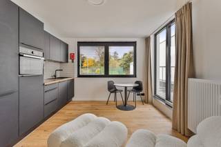 <span><strong>***alle informatie op www.connect-immo.be***</strong></span>
<p>Deze residentie is gelegen aan de Leuvense stadsrand, namelijk op de <strong>Geldenaaksebaan</strong>! Deze locatie biedt zowel voor studerende jongeren in Leuven, Heverlee én Brussel een goede uitvalsbasis. <br /><br />Niet alleen de rustige omgeving is een troef maar ook de faciliteiten in de nabijheid zijn mooi meegenomen. Zo kan je er het openbaar vervoer vinden op enkele meters van het gebouw. Supermarkten, printshops, apotheek… op wandel/ fietsafstand. Het verlengde van de straat geeft uit op Sportoase waar je als student kan deelnemen aan groepslessen of gewoonweg kan ontspannen. <strong>Abdij Van Park</strong> is een Norbertijenabdij gelegen aan Leuvense bossen en is de ideale uitvalsbasis voor studenten die naast het studeren wensen te ontspannen. Je geniet er als het ware van de natuur en dit op een boogscheut van Leuven. Men kan hier echt wel spreken van een verborgen parel.<br /><br />De studio is gelegen op de eerste verdieping, aan de achterzijde van het gebouw en <span>beschikt over een privatieve keuken en badkamer, en bijkomend een <strong>privatief terras</strong>. Bovendien wordt de studio volledig <strong>bemeubeld</strong> verhuurd.</span></p>
<span><strong>Interesse in een bezoek ter plaatse? Contacteer ons vandaag nog: verhuur@connect-immo.be of 016 229 228</strong></span><br /><br />Huurprijs: €975 + €50 (provisie kosten gemeenschappelijke delen en internet) + water en elektriciteit privatief<br />Beschikbaar vanaf 1 augustus 2026!<br />EPC: 54 kWh/(m2jaar) - 3150865