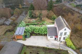 HOEILAART – HOGE HEIDE – Charmante 4-gevel woning van 205 m² (volgens EPC) met tal van mogelijkheden. De woning is als volgt ingedeeld: op het gelijkvloers: een inkomhal met toilet en doucheruimte, een keuken van +/- 12 m² en een lichtrijke open leefruimte van +/- 32 m², evenals een veranda met vrij uitzicht op de natuur. Op de eerste verdieping: 2 mooie slaapkamers van +/- 16 & 13 m². Op de tweede verdieping: een zolder van +- 32 m² die kan worden omgevormd tot een 3e slaapkamer, speelkamer, bureau… Op tuin-niveau: een extra ruimte van +- 27 m² met diverse mogelijkheden (vrij beroep, ontspanningsruimte, aparte studio, ...), een ruime wasplaats en een kelder. Buiten vindt u een terras van +- 22 m² dat uitgeeft op de tuin van +- 900 m², meerdere parkeerplaatsen en een aparte garage. Verdere informatie: EPC C 286 kWh (m² jaar) – laadpaal voor elektrische voertuigen – elektriciteit in conformiteitsprocedure – 16 zonnepanelen. Stedenbouwkundige informatie: overstromingsgebied: neen, bouwvergunning: ja, verkavelingsvergunning: neen, voorkooprecht: neen, gerechtelijke maatregelen: neen, stedenbouwkundige bestemming: agrarisch gebied. Deze charmante woning wacht alleen nog op u… Meer informatie of een bezoek? Contacteer WE INVEST OVERIJSE op 02/455.20.35 of via e-mail overijse@weinvest.be !!! Niet-contractuele advertentie, onder voorbehoud van wijzigingen. Afmetingen louter ter indicatie.