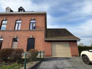 Halfopen herenhuis te koop in Kooigem op 1.382 m² grondIn het charmante Kooigem bevindt zich deze ruime halfopen woning op een perceel van maar...