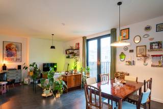 Nieuwbouw appartement op de 1ste verdieping in nieuwbouwwijk Regatta met ruim terras. Zeer centraal gelegen aan het park en zeilplas Galgenweel en toch op een boogscheut van Antwerpen-centrum! Met zijn centrale ligging is het nabij winkels, scholen en openbaar vervoer. Het appartement op tegelvloer bestaat uit: woonkamer met ingerichte open keuken met kasten en inbouwtoestellen met o.a. dampkap, elektrische kookplaat, spoelbak, vaatwasser, oven en koelkast; aansluitend aan de leefruimte is het terras (40m²); 2 slaapkamers (12m² - 8m²) die ook toegang geven tot het terras; ingerichte badkamer met dubbel lavabomeubel en inloopdouche; apart toilet met handenwasser; berging met aansluiting was- en droogautomaat. Inclusief is de ondergrondse kelderberging. Individuele nutsvoorzieningen! Algemene onkosten (ca. 50 euro / maand)! EPC: 80 kWh/m²