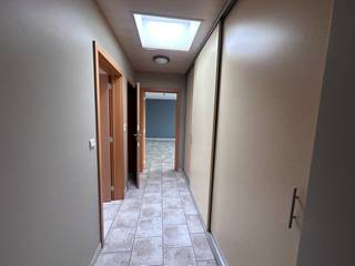 Het appartement op de tweede verdieping (lift aanwezig in het gebouw) is gelegen in het bruisende centrum van Evergem, nabij talrijke...