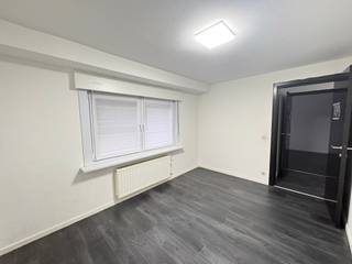 <br /><br />Op zoek naar een starters woning op top locatie? Dan is deze iets voor jou! Met een gunstig EPC hoef je geen zorgen te maken voor renovatie.<br /><br />Indeling:<br />inkomhal, bureau/slaapkamer, toilet, living, keuken, badkamer en koer<br />1ste verdiep: dakterras en 3 slaapkamers<br /><br />Troeven:
<ul><li>EPC C</li><li>nabij openbaar vervoer, school, station,...</li><li>veel mogelijkheid om in te richten naar eigen smaak</li></ul>
<br />