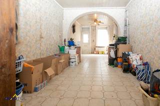 Deze te renoveren gesloten bebouwing met een bewoonbare oppervlakte van 113m² bevindt zich op een perceel van 1are50ca <strong>in de omgeving van de Oudenberg</strong> en is eveneens gelegen aan de legendarische Muur van Geraardsbergen. <br /><br />De woning geniet van een <strong>unieke locatie</strong> die rust uitstraalt dankzij zijn <strong>éénrichtingsstraat</strong>, terwijl u toch op wandelafstand bent van winkels, scholen, openbaar vervoer en het centrum van Geraardsbergen.<br /><br />Het gelijkvloers omvat een leefruimte met eetplaats die veel potentieel biedt voor een gezellige inrichting. Aansluitend vindt u de keuken via een doorgang bereikt u de badkamer en de veranda.<br /><br />Op de eerste verdieping beschikt de woning over één slaapkamer en de ruime overloop kan ingericht worden als bijkomende slaapkamer. Op de tweede verdieping bevindt zich een tweede slaapkamer met aanpalende zolderruimte die gemakkelijk kan worden ingericht als slaapkamer/bureau/hobbyruimte,...).<br /><br />Achteraan de woning vinden we nog een klein terrasje, tuintje en een bijgebouw (garage, berging). Deze woning vormt een uitstekende kans voor wie op zoek is naar een renovatieproject op een centrale en karaktervolle locatie in Geraardsbergen.<br /><br />Voor meer info en/of een bezoek ter plaatse, contacteer ons via sofie@immotijl.be of 0473/70 35 00