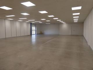Ruime handelszaak in centrum van Wuustwezel met minimum 20 eigen autostaanplaatsen en 2 garageboxen! De handelsruimte is ongeveer ca 462m² aparte met opslagruimte <br /><br /><strong>INDELING:</strong><br />- Etalageruimte met in het midden een glazen inkomdeur naar de winkel met opslagruimte (breedte winkel ca. 10 meter)<br />- Tweede inkom en eventueel derde inkom aan de achterzijde (kant parking)<br />- Handelsruimte voor Winkel-Kantoor-of Praktijkruimte,... van ca. 462m² (op verschillende manieren in te delen of in te richten)<br />- Twee aparte toiletten<br />- Gemeenschappelijke technische ruimte, met individuele meters en verwarminginstallatie (gas)<br />- Minimum een 20 tal eigen autostaanplaatsen en 2 garageboxen<br />- Brede toegangsweg van 6 meter met een poortbreedte van 4,5 meter te bereiken via de Bredabaan 480<br /><br /><strong>DIVERSE:<br />- </strong>Tuin van 200m²<br />- EPC-label C (300 - 385 kWh/(m²jaar))<br />- Systeemplafond met inbouwverlichting<br />- Vrij per 1 september 2026<br />- Voor meer info of een bezoek: info@devavastgoed.be