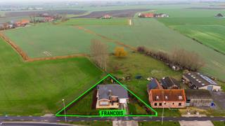 Op een gunstige ligging langs de Brugsesteenweg 48 in Mannekensvere tussen Middelkerke en Nieuwpoort bevindt zich deze charmante en goed...