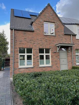 <div>Centraal gelegen eengezinswoning (halfopen bebouwing) omvat inkomhal met gastentoilet, woonkamer, ingerichte keuken, berging/wasplaats, nachthal, ingerichte badkamer, 3 slaapkamers, bergzolder, terras met tuin en tuinberging.<br /><br />Geen huisdieren toegelaten!<br /> </div>