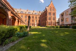 Immo Pické biedt U deze moderne en ruime assistentiewoning aan gelegen in het centrum van Halle en bijgevolg in de onmiddellijke omgeving van...