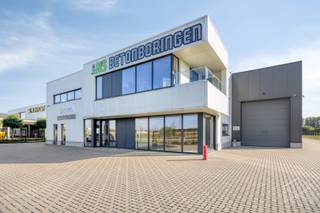 <br /><strong>Magazijn (700m²) met bureauruimte (280m²), 10 parkeerplaatsen en 350 m² buitenruimte te huur in Tessenderlo-Ham</strong><br /><br />Op het industrieterrein in Tessenderlo-Ham, op Geenrode 5 ligt dit gebouw met een ruim magazijn (700 m²), bureaus (280 m²), 10 parkeerplaatsen en 350 m² buitenruimte. Alles is gelegen op het gelijkvloers en er is verwarming op aardgas. Alle bureauruimtes zijn voorzien van een airco-unit (warm/koud). De kantoren zijn verspreid over 4 verschillende ruimtes. Er zijn 2 toiletten (mannen en vrouwen apart) een doucheruimte aanwezig.<br /><br />De hal is toegankelijk via de kantoorruimte, via een zij-ingang of via de grote poort achteraan. De hal is 7,14 meter hoog.<br />Het geheel is onmiddellijk beschikbaar.<br /><br /><span><span>Contacteer ons vi</span></span><span><span>a </span></span><span><span>info@bosmanvastgoed.be</span></span><span><span> v</span></span><span><span>oor</span> meer info of </span>een bezoek ter plaatse. Wij helpen jullie graag verder.<br />