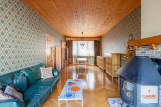 Deze woning is uitstekend gelegen tussen het <strong>station Gent-Sint-Pieters </strong>en het<strong> UZ Gent</strong>. Lokale handelaars, scholen en op- en afritten bevinden zich nabij. De woning heeft een perceeloppervlakte van maar liefst ... m². Hierdoor geniet u van een <strong>uitzonderlijk grote stadstuin</strong>, waar u een gehele dag zon heeft. <br /><br />De woning heeft nood aan een <strong>totaalrenovatie </strong>en is als volgt ingedeeld: inkomhal, kelder, gastentoilet, woonkamer met eetplaats, en keuken. De ruime en diepe tuin is zowel vanuit de keuken als vanuit de leefruimte toegankelijk.<br /><br />Op het eerste verdiep bevinden zich een eerste slaapkamer, die ruim genoeg is om op te delen in twee kamers, een ruime badkamer en een kleinere kamer. De tweede verdieping omvat twee slaapkamers, waarvan één eveneens voldoende groot is om op te splitsen, en een extra kleine kamer aan de voorzijde.<br /><br />Wenst u zelf het <strong>potentieel</strong> en de talrijke troeven van deze woning te ontdekken? Neem dan contact op met Theo voor een bezoek ter plaatse via theo@convas.be