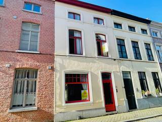  Brugge centrum, supergoede ligging, vlakbij de Vestingen ,' t Zand de Smedenpoort, alle winkels , restaurants en cafés<br /> Charmant Burgerhuis met  veel cachet en mooi bewaarde  elementen<br />Marmeren schouwen, plankenvloeren, mooie deuren, rozassen en moluren aan de plafonds<br />Inkomhal, gezellige dubbele living , grote zit en kookkeuken 35 m2, badkamer, toilet , overdekte koer, kelder.<br />goed bewaarde trap, 2 grote slaapkamers met plankenvloeren, vaste trap naar  grote zolderverdieping  waar nog verschillende kamers mogelijk.