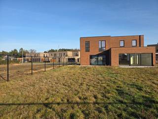 Woonproject Gabriëlsdijk / 1-Meilaan bestaat uit 9 zeer energiezuinige nieuwbouwwoningen en 1 bouwgrond, rustig gelegen nabij alle faciliteiten en op 900 m van de Markt, op fietsafstand van recreatie- en natuurpark Keiheuvel, en met een vlotte verbinding naar de omliggende gemeentes Mol, Meerhout, Ham, Lommel en Leopoldsburg.<br /><br />De woning is reeds afgewerkt en geschilderd. De tuin werd reeds omheind en het terras en de oprit werden aangelegd. Instapklaar en snel beschikbaar !<br /><br />LOT 10:<br /><br />Via de inkomhal, met gastentoilet en vestiaireruimte, komt u in de open leefruimte welke opgedeeld is in een zithoek, eethoek en een open keuken, uitgerust met een vaatwasser, combi-oven, koelkast, Bora inductievuur met geïntegreerde afzuiging, spoelbak en een composieten werkblad. Verder is er een berging.<br /><br />Dankzij de 2 grote schuiframen geniet u aangenaam veel lichtinval in de leefruimte, en dankzij de ideale ZW oriëntatie geniet u bovendien van veel zon in de tuin.<br /><br />Op de verdieping geeft de nachthal uit op 3 slaapkamers (waarvan één met ruimte voor een dressing), een badkamer (douche en dubbele wastafel), en een apart nachttoilet.<br /><br />Naast de woning kan er optioneel en mits meerprijs een carport of garage voorzien worden.<br /><br />De kwalitatief gebouwde en volledig afgewerkte woningen (1 OB en 8 HOB) hebben bewoonbare oppervlaktes van 120 tot 171 m² en tellen 3 of 4 slaapkamers. Eén lot wordt als bouwgrond voor een OB met bouwvergunning aangeboden. De perceeloppervlaktes variëren tussen 308 en 582 m². <br /><br />De woningen zijn doordacht en uiterst energiezuinig (BEN norm) gebouwd met o.a. vloerverwarming en -koeling, warmtepomp, zonnepanelen, ventilatiesysteem type D, regenwaterrecuperatie, ... . Het E-peil zal maximaal E20 bedragen, waardoor u gedurende 5 jaar geniet van een vrijstelling van onroerende voorheffing.