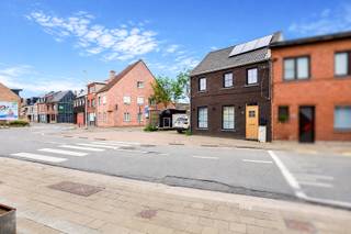 Deze volledig gerenoveerde woning is gelegen nabij het centrum van Beveren, op enkele minuten van de E34 en winkels. <br /><br />Op het gelijkvloers is er een inkomhal, een ruime en lichtrijke leefruimte met open keuken, een moderne badkamer met bad en douche, een apart toilet en een bergruimte. <br /><br />Op de 1ste verdieping zijn er 3 slaapkamers en een nachthal met toegang tot het zonnige dakterras.<br /><br />Benieuwd naar deze volledig instapklare woning op toplocatie? Wij leiden je graag rond!