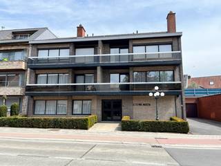 2 slaapkamer appartement met garage! Huurprijs: 720 euro/maand, inclusief garage. syndic : 40€/maandVRIJ OP 1 JULI 2026Dit instapklare volledig...
