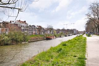 <p>Bent u op zoek naar een woning met 2 slaapkamers, met de mogelijkheid tot 3, en een ruime tuin in het centrum van Gent? Dan hebben wij precies wat u zoekt!</p><p>De woning is gelegen in de Kiekenstraat in Gent, op korte afstand van het stadscentrum en in een aangename, goed bereikbare buurt. In de nabije omgeving vindt u tal van winkels, scholen, openbaar vervoer en alle nodige voorzieningen. Bovendien geniet u hier van een uitstekende bereikbaarheid dankzij de nabijheid van belangrijke invalswegen en diverse openbaarvervoersmogelijkheden. Dankzij deze gunstige ligging combineert de woning het comfort van rustig wonen met de nabijheid van het bruisende stadsleven — ideaal voor wie centraal en praktisch wil wonen.</p><p>Indeling:<br />GLV: Bij binnenkomst betreedt u de inkomhal, die toegang biedt tot de keuken. Vanuit de keuken bereikt u de ruime leefruimte met zicht op de verzorgde en ruime tuin.<br />1steV: Via de trap komt u terecht in de slaapkamer en de badkamer.<br />2deV: Deze verdieping biedt een open ruimte die nog volledig kan worden ingedeeld in twee extra slaapkamers.</p><p>Interesse? Contacteer ons gerust voor meer informatie of om een bezoek in te plannen.</p>