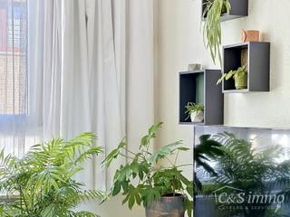 Bent u op zoek naar een instapklare woning op een centrale en groene locatie? Deze charmante eengezinswoning, gelegen dichtbij het prachtige Rivierenhof, combineert ruimte, licht en functionaliteit.<br />Op het gelijkvloers bevinden zich momenteel twee volwaardige slaapkamers. Daarnaast is er een extra ruimte die vandaag ingericht is als gezellige zitruimte met bijkeuken en wasplaats, maar die perfect kan omgevormd worden tot een derde slaapkamer.<br />De eerste verdieping omvat de lichtrijke leefruimte, praktisch ingedeeld en voorzien van grote raampartijen die zorgen voor een aangename lichtinval. Aansluitend vindt u de keuken, uitgerust met een inductiekookplaat, dampkap en koelkast met vriesvak.<br />De badkamer beschikt over een enkele lavabo, een bad met douchewand en een toilet. Verder is er op deze verdieping nog een handige berging aanwezig.<br />Buiten geniet u van een aangename tuin met veranda — ideaal om te ontspannen of gezellig te tafelen. Tot slot is er nog een kelder, perfect voor extra opslagruimte.<br />Troeven:<br />°Topligging dichtbij Rivierenhof<br />°Instapklare woning<br />°Mogelijkheid tot 3 slaapkamers<br />°Lichtrijke leefruimte<br />°Tuin met veranda<br />°Praktische indeling met voldoende bergruimte<br />°Kelder aanwezig<br />Een ideale woning voor wie comfortabel wil wonen op een centrale locatie met groen in de buurt. Plan snel uw bezoek!