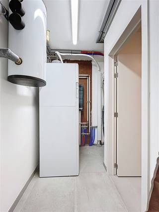 <p><span>Instapklare woning met 158.60m² bewoonbaar oppervlakte- zeer energiezuinige woning!</span></p><p><span> </span></p><p><span>Indeling gelijkvloers: </span></p><p><span>Inkomhal met gastentoilet, berging/technische ruimte (3.97m2), leefruimte met open keuken met ingebouwde toestellen (38.98m2), extra berging onder de trap.</span></p><p><span> </span></p><p><span>Eerste verdieping:</span></p><p><span>Nachthal, slaapkamer één (13.03m2), slaapkamer twee (13.03m2), doorloop- dressing, moderne badkamer met douche, dubbele lavabo en toilet (7.1m2)</span></p><p><span> </span></p><p><span>Tweede verdieping:</span><span> </span></p><p><span>Derde slaapkamer/polyvalente ruimte en aanpalend zolderruimte. </span></p><p><span> </span></p><p><span>Buitenruimte:</span></p><p><span>Vooraan is er een private staanplaats voorzien, afgesloten fietsenberging (6.13m²) en zuidgerichte tuin met terras!</span></p><p><span> </span></p><p><span>Troeven van deze woning:</span></p><p><span>-zonnepanelen (tot 4000kwh/jaar)</span></p><p><span>-warmtepomp en vloerverwarming op gelijkvloers en 1ste verdieping</span></p><p><span>-regenput (5200L)</span></p><p><span>-rustige ligging in een aangename omgeving</span></p><p><span> </span></p><p><span> </span></p><p><span> </span></p><p><span> </span></p><p><span> </span></p>