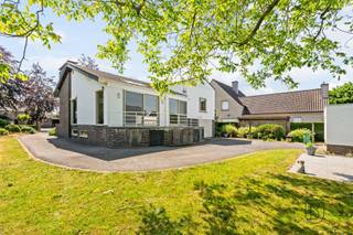 Villa op een perceel van 900 m² in het gegeerde villapark De Piste te Zulte.Deze uitstekend onderhouden woning biedt een ruime lichtrijke leefruimte met parketvloer, volledig uitgeruste keuken met eetplaats, 3 slaapkamers, badkamer, tweede badkamer met aansluitende bureau/studieruimte, inpandige garage en een volledig onderkelderde verdieping met diverse bergingen en technische ruimtes.Aangelegde tuin met extra vrijstaande garage achteraan het perceel. De woning is bovendien uitgerust met een lift en diverse voorzieningen voor minder mobiele personen.Topligging in een residentiële en rustige omgeving, met alle comfort van gelijkvloers wonen.Meer info of bezoek? arne@immobeguin.be