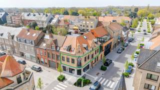 Prachtig instapklaar appartement met 2 volwaardige slaapkamers op een gunstige locatie te Nieuwpoort-stad. Nabij de invalswegen, het stadscentrum, de bruisende Markt en de gezellige visserskaai: centraal opgetrokken in Nieuwpoort vinden we dit mooi appartement terug. <br /><br />Op de afwerking van het appartement - met parket, natuursteen, volledig uitgeruste keukens,... - werd kosten noch moeite gespaard. De charme achter de typische gevel zorgt voor een ziel in het appartement. Tegelijkertijd werd warmte gecreëerd dankzij de open haard (bio-ethanol) in de leefruimte). <br /><br />De indeling van het appartement gaat als volgt: <br />Inkomhal met apart toilet en lavabo. Toegang naar de open eet- en leefruimte naar de volledig uitgeruste keuken. Nabij de keuken de handige berging met alle nodig aansluitingen en technieken. In de nachthal vinden we de 2 slaapkamers terug en de ingerichte badkamer. <br />Geniet op het zonnige terras. <br /><br />Extra troeven: <br />- Geen syndicuskosten<br />- Volledig geschilderd en voorzien van verlichtingsarmaturen<br />- Prachtige keuken<br />- Open haard voor extra charme en gezelligheid<br />- Prachtige afwerking met onder meer parketvloeren &amp; natuursteen<br />- Lift aanwezig <br />- Gemeenschappelijke fietsenstalling <br /><br />Verkoop onder registratierechten (2 of 12%): wij helpen jou graag verder. <br /><br />Voor meer informatie of een bezoek ter plaatse, neem contact op met Margaux op 0479 61 53 82 of via mail naar info@immomargaux.be