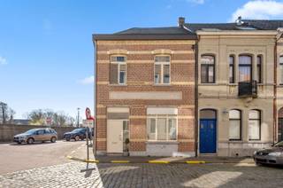 <p><span>Rarely in fields and roads do we come across such’a beautiful facade. On the list of architectural heritage, we read:</span><span> “</span><span>Simple civilian house from the reconstruction period after World War I. Design by Ch. Van de Velde from 1927.” We love the varied arched wall openings and the different colors in the brickwork. </span><span>Inside the house, the living room with high ceiling, flows seamlessly into the eat-in kitchen (Ikea), with dishwasher and vitroceramic hob (AEG) and room for a future oven. Thanks to its orientation, the living space remains quite cool in summer. The house has cream-colored aluminum windows. Abundant storage space is provided, in the form of a large storage room and a separate large laundry room. The well-oriented outdoor space, gives out onto the Municipal Street through a door, which is convenient if you come home by bike. The house has 2 bathrooms, one on the ground floor, with toilet, bath and sink, plus a second bathroom on the second floor to the master bedroom, with toilet and sink. There are now two large rooms and one smaller one on the</span><span> 1st floor, but you can create additional rooms under the insulated roof if you wish. For the sake of aesthetics, the original stairs and doors were kept as much as possible. The Gemeentestraat runs alongside the Grote Nete River and its associated bicycle path (Kunststedenroute). Further down the street, near the town hall, there are many parking spaces, where you can park your car without a disc.</span></p><p><span> </span></p>