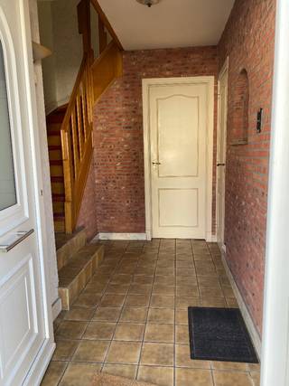 <p>TE KOOP : te renoveren woning met garage en extra parking, nabij de dorpskern 250.000 euro.<br />Op zoek naar een woning met interessante troeven en mogelijkheden die u volledig naar eigen smaak kunt renoveren? <br />Deze woning uit 1965 is gelegen in een rustige woonwijk, vlak bij de dorpskern en een kleuterschool op 100 meter afstand.<br />Bij het binnenkomen is er een mooie inkomhal met trap en aparte toilet.<br />Rechts bevindt zich de ruime leefkamer, en recht tegenover de inkomhal ligt de keuken, die voldoende ruimte biedt en toegang geeft tot een geriefelijke kelder.<br />Op de eerste verdieping bevinden zich 3 slaapkamers en een badkamer.<br />De ruime zolderverdieping biedt heel wat mogelijkheden, extra slaapkamer, hobby-,speel- of bergruimte. achteraan beschikt de woning over een koer en aanplantingen.<br />De garage is bereikbaar via een weg achteraan, bovendien zijn er nog extra parkeermogelijkheden aanwezig.<br />De ramen zijn reeds voorzien van dubbele beglazing. <br />De gekende aandachtspunten worden transparant vermeld: EPC met ondermaatse energieprestatie (522kWh/(m² jaar) label F), elektrische installatie niet conform, stookolietank moet aangepast worden, de aanwezige mazout mag verstookt worden.<br />Asbesthoudende materialen aanwezig in het dak van de woning en het dak van de stal/bergruimte.   <br />De woning wordt verkocht in de huidige staat. <br />TROEVEN: rustige ligging in een woonwijk vlakbij de dorpskern, kleuterschool op ongeveer 100 meter loopafstand, inkomhal, aparte toilet, ruime leefruimte, geriefelijke keuken met kelder, drie slaapkamers, grote zolder met tal van mogelijkheden, dubbele beglazing, garage en extra parkeermogelijkheden. Kortom een interessant project om de woning naar eigen wensen te renoveren!</p><p>Wil je graag een kijkje komen nemen?<br />Dat kan op een van deze kijkdagen tussen 13:30 en 16:30<br />• zaterdag 24 oktober 2026<br />• zaterdag 31 oktober 2026<br />• zaterdag 7 november 2026</p><p>Of op afspraak:</p>
