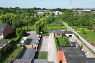 In het hart van Deinze, verscholen in het groen en toch vlak bij alle voorzieningen, bevindt zich dit aantrekkelijk perceel bouwgrond van 298 m²...