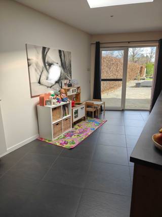 Ruime en lichtrijke gezinswoning met grote tuin op een perceel van 765m²Bij het binnenkomen valt meteen de aangename lichtinval op, die doorheen de...