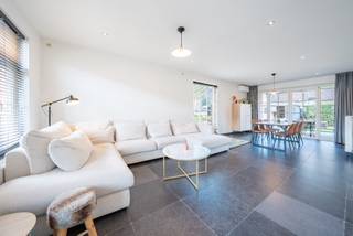 <p>Op zoek naar een ruime, instapklare woning op één van de mooiste locaties van Temse? Deze halfopen bebouwing in de gegeerde wijk De Zaat combineert 220 m² wooncomfort met een bijzonder rustige ligging op amper 100 meter van de Scheldedijk. Met 4 slaapkamers, een afgewerkte zolder, EPC A, zonnepanelen en een zonnige tuin is deze woning helemaal klaar voor de toekomst.</p><p>De woning werd gebouwd in 2011 en is tot in de puntjes verzorgd. Via de ruime inkomhal met ingemaakte kasten en een apart gastentoilet bereik je de royale leefruimte. Grote raampartijen langs drie zijden zorgen hier de hele dag voor veel natuurlijk licht, terwijl airconditioning het hele jaar door voor een aangenaam binnenklimaat zorgt.</p><p>Vanuit de woonkamer heb je rechtstreeks toegang tot het terras en de tuin met tuinhuis. Dankzij de noordwestoriëntatie geniet je hier volop van de namiddag- en avondzon.</p><p>De volledig uitgeruste keuken beschikt over een vaatwasser, oven, microgolfoven en koelkast. Aansluitend bevindt zich een praktische en ruime berging met aansluitingen voor wasmachine en droogkast. Via een handige doorloopdeur sta je opnieuw in de inkomhal.</p><p>Op de eerste verdieping bevinden zich 4 volwaardige slaapkamers, waarvan momenteel één kamer ingericht is als dressing. Daarnaast is er een afzonderlijk toilet en een ruime badkamer met ligbad, inloopdouche en dubbel lavabomeubel. Ook op deze verdieping is airconditioning aanwezig.</p><p>Een bijkomende troef is de volledig afgewerkte zolder, bereikbaar via een vaste trap. Deze ruimte kan perfect dienstdoen als thuiskantoor, hobbyruimte, speelkamer of vijfde slaapkamer. Daarnaast is er nog een afzonderlijke bergzolder voor extra opslagruimte.</p><p>Ook op energetisch vlak scoort deze woning uitstekend. Met zonnepanelen, een conforme elektrische installatie, voorzieningen voor een thuisbatterij en een EPC-score A van 73 kWh/m²/jaar is de woning bijzonder energiezuinig. De oprit biedt plaats aan twee voertuigen en beschikt bovendien over een driefase laadpaal.</p>