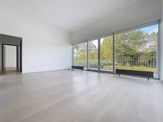 Dit hoogwaardig afgewerkt gelijkvloers appartement in Wellington biedt rust, comfort en een prachtig uitzicht op de golfbaan. Ideaal voor wie houdt van een serene omgeving en een kwalitatieve afwerking.Het appartement omvat:-Lichte leefruimte met toegang tot een groot terras over de volledige breedte van het appartement-Volledig uitgeruste keuken met toestellen-2 slaapkamers- Badkamer met ligbad en lavaboExtra troeven:- Centrale verwarming op aardgas (nieuw)- parket - Dubbele beglazing voor optimaal comfort- Fietsenberging- AfvalophalingDankzij de rustige ligging nabij de golfbaan geniet je van groen en stilte, terwijl winkels, openbaar vervoer en lokale voorzieningen binnen handbereik liggen. Dit appartement combineert hoogwaardige afwerking, comfort en een uitzonderlijk terras voor een aangenaam en ontspannen verblijf in Wellington.Ben je geïnteresseerd in dit pand te huur in Oostende? Ga naar de website www.dewaele.com, klik op het pand dat je wenst te huren. Via de rode knop "vraag je bezoek aan" vragen we u kort een profiel in te vullen. Daarna nemen we contact op voor een bezoek. Telefonisch kunnen er geen afspraken gemaakt worden.Bezoek aanvragen