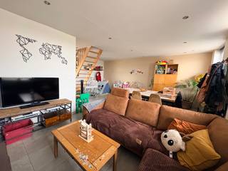 Ontdek deze <strong>volledig gerenoveerde woning in Zonnebeke</strong>, waar modern wooncomfort en een rustige ligging perfect samengaan.<br />Geniet elke dag van een <strong>prachtig verzicht</strong>, terwijl de <strong>grote overdekte parkeerplaats/werkplaat</strong>s tal van mogelijkheden biedt voor hobbyisten, zelfstandigen of extra opslag.<br />Dankzij de <strong>gunstige ligging</strong> en de kwalitatieve afwerking is deze instapklare woning een unieke opportuniteit die u niet mag missen.<br /><br /><strong>Indeling:</strong>
<ul><li>Gelijkvloers: Woonruimte met eetplaats, keuken, wasruimte/berging, badkamer</li><li>1e verdiep: 2 slaapkamers</li><li>Extra: Tuin en overdekte parkeerplaats/werkplaats</li></ul>
<strong>Troeven:</strong>

<ul><li>Prachtig verzicht</li><li>Gunstige ligging</li><li>Overdekte parkeerplaats/werkplaats</li><li>instapklaar</li></ul>