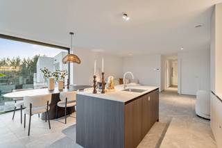 Op een boogscheut van het centrum van Halen en op slechts 3 minuten wandelen van de gekende snuffelmarkt hebben in ons prachtig nieuwbouwproject “<strong>Residentie Halon</strong>” nog enkele mooie gelijkvloerse appartementen te koop! Appartement B2 bijvoorbeeld beschikt over 2 ruime slaapkamers en heeft een aangenaam terras.<br /><br />Ook dit nieuwbouwappartement beschikt over een eigen warmtepomp en PV-panelen om zo uw energiefactuur tot een minimum te beperken. Een groot pluspunt als toekomstige woonst of duurzame en kwalitatieve investering!<br /><br />Voor meer informatie ontvangen we u graag bij ons op kantoor of ter plaatse om dit prachtige project tot in de puntjes toe te lichten. Bel nu Elien Mombaerts op het nummer 0470/38.21.30.