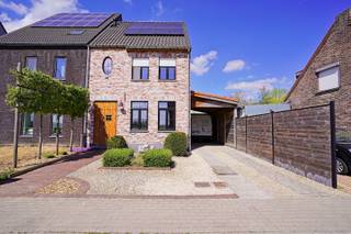 Deze moderne en energiezuinige woning in een doodlopende straat biedt alle comfort voor wie op zoek is naar ruimte, licht en hedendaags...