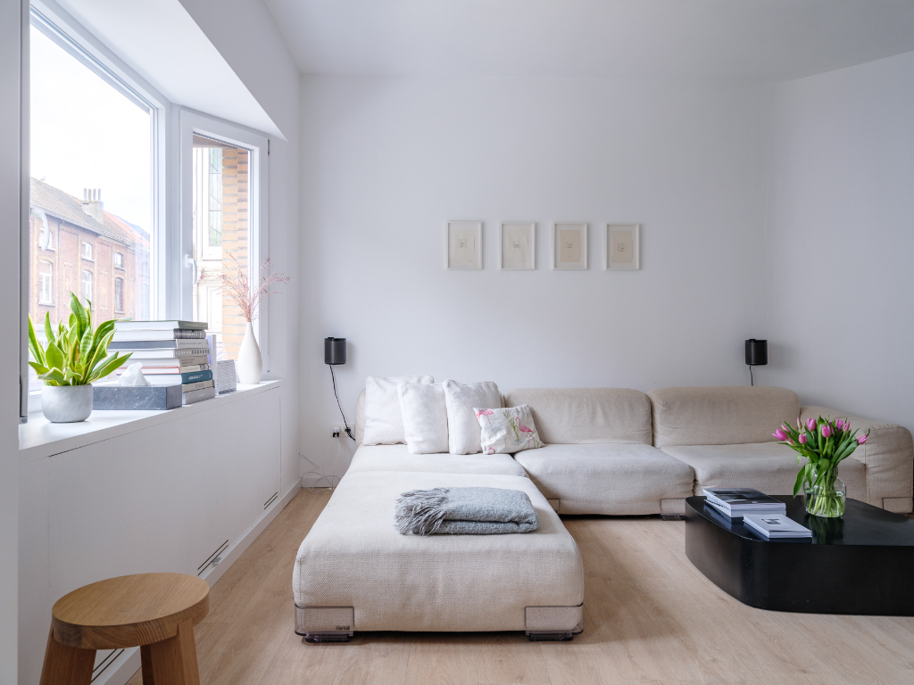 Stijlvol en lichtrijk 2-slaapkamer appartement met terras op wandelafstand van het historisch centrum. - foto 4