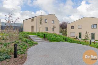 HERZELE - Ontdek <strong>Woonpark Truweel</strong>, een uniek woonproject in het hart van Herzele met 18 Bijna-Energie-Neutrale (BEN) woningen. Hier geniet je van toekomstgericht comfort, energiezuinig wonen en een aangename groene leefomgeving.<br /><br />
<h3><strong>Comfortabel &amp; toekomstgericht wonen</strong></h3>
Elke woning is uitgerust met de <strong>nieuwste technologieën</strong> voor een <strong>maximaal wooncomfort</strong> en een minimaal energieverbruik: geothermische warmtepomp met koeling, zonnepanelen, vloerverwarming in alle leefruimtes, ventilatiesysteem D met warmterecuperatie, regenwaterput, laadvoorziening voor elektrische wagen,... De woningen zijn <strong>licht, ruim en functioneel ingedeeld</strong> met hoogwaardige afwerking. Elke woning beschikt over een <strong>privéparkeerplaats </strong>en een aparte berging, ideaal voor fietsen, tuinmateriaal of extra opslagruimte.<br /><br />
<h3><strong>Samen genieten van groen &amp; ruimte</strong></h3>
Geniet van het beste van twee werelden: een <strong>ruime gemeenschappelijke tuin</strong> waar bewoners kunnen ontspannen, samenkomen of kinderen veilig kunnen spelen en <strong>een privé terras</strong> bij elke woning voor je eigen rustmomenten. Daarnaast is er een <strong>polyvalente ruimte</strong> op het domein, perfect als ontmoetingsplaats, coworking plek, of voor gemeenschappelijke activiteiten.<br /><br />
<h3><strong>Centrale ligging &amp; slimme investering</strong></h3>
Dankzij de uitstekende verbindingen ben je in een mum van tijd in <strong>Aalst, Zottegem of Gent</strong>. Zo woon je rustig en groen, zonder in te boeten op mobiliteit. Door het gunstig E-peil geniet je bovendien van korting op de onroerende voorheffing gedurende de eerste vijf jaar. <br /><br />Kortom: wonen zoals het hoort. Duurzaam, comfortabel en verbonden!<br /><br />Ontdek jouw nieuwe thuis vandaag! <br />Bel ons voor meer informatie of een bezoek: <strong>053 / 60 65 60</strong>.