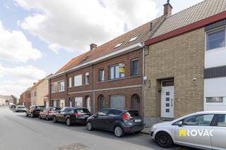 Deze ruime gezinswoning (175 m²) situeert zich nabij het centrum van Izegem en is ook vlakbij de N36 gelegen. De woning bestaat uit een inkomhal met toegang tot de leefruimte met aansluitend de open ingerichte keuken uitgerust met koelkast, vaatwasmachine, oven en kookplaat, doorgang naar de kelder, apart gastentoilet en de badkamer met wastafel, inloopdouche en aansluiting wasmachine. Er is ook een extra zij-ingang voorzien die uitkomt in de leefruimte. Aangelegd terras met tuin, extra bergruimte alsook uitgang achteraan. <br />Op het 1e verdiep zijn er 3 slaapkamers waarvan 1 kleine en 2 grotere, badkamer met wastafel, toilet en bad, en vaste trap naar zolderverdiep die volledig werd ingericht tot grote slaapkamer. <br />De woning heeft een uitstekende ligging (ligt op +/- 700 meter van het Provinciedomein Wallemote-Wolvenhof en op 1 km van winkels op de Bosmolens), er zijn overal rolluiken voorzien alsook centrale verwarming op aardgas en in veel ruimtes zijn reeds inbouwspots voorzien. REF.: 9331